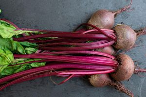 La betterave dans son intégralité : racine et feuilles