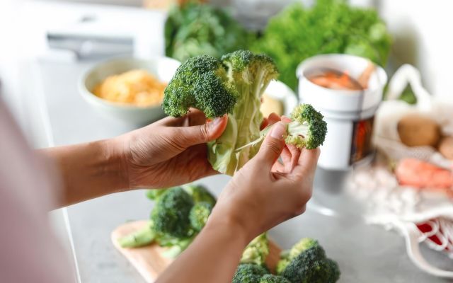 Bol d’hiver vegan au brocoli, carotte et betterave