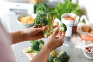 Bol d’hiver vegan au brocoli, carotte et betterave