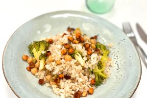 Bol hivernal de riz complet, pois chiches maison et légumes verts