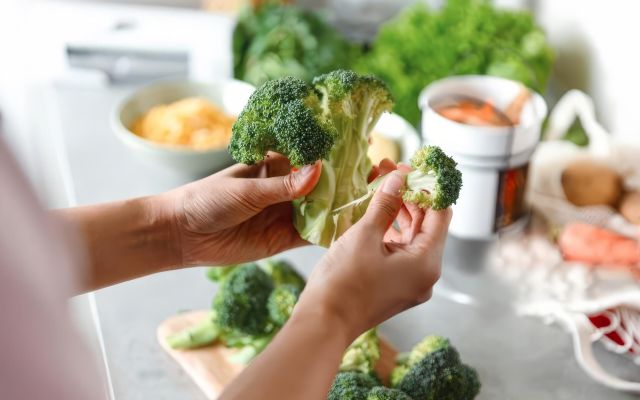 Bol d’hiver vegan au brocoli, carotte et betterave